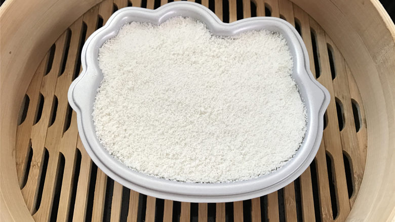 Hellokitty米蛋糕 ,全部完成后放入蒸锅,水开后中火蒸20分钟左右,关火后焖5分钟。