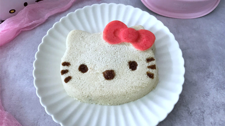 Hellokitty米蛋糕 ,稍冷却后脱模，然后用<a style='color:red;display:inline-block;' href='/shicai/ 9380'>巧克力酱</a>点上眼睛、鼻子和胡须萌萌的Kitty猫猫就好了。