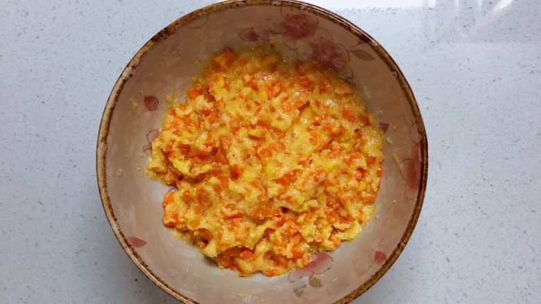 双色糊塌子,加入调味料搅拌均匀,不要加<a style='color:red;display:inline-block;' href='/shicai/ 847'>香油</a>