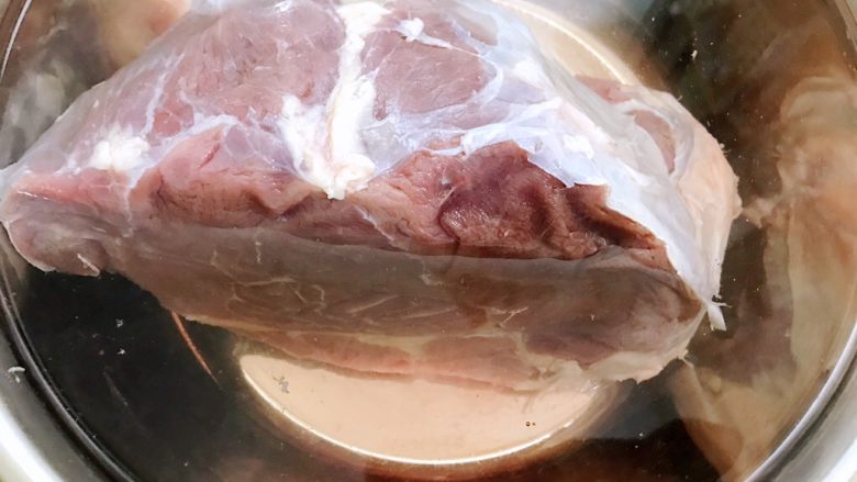 超好吃的简易版卤牛肉,中途换一下水,把牛腱子里的血水都泡出来