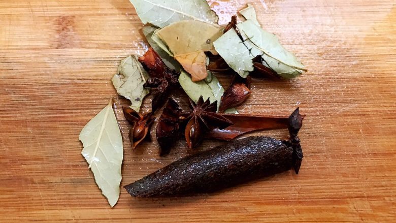 超好吃的简易版卤牛肉,八角,桂皮,香叶淘洗干净