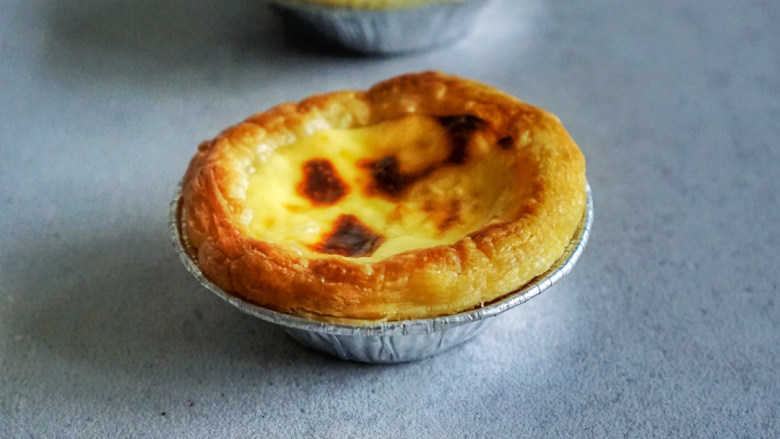 承味清新脱俗的蓝莓蛋挞，你怎能不心动？, 加入<a style='color:red;display:inline-block;' href='/shicai/ 15'>蛋黄</a>，拌匀。