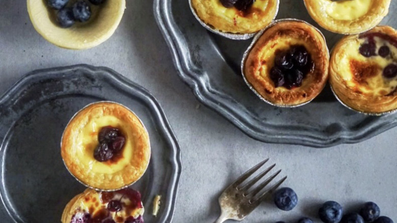 承味清新脱俗的蓝莓蛋挞，你怎能不心动？,将<a style='color:red;display:inline-block;' href='/shicai/ 4187'>蛋挞皮</a>放烤盘里