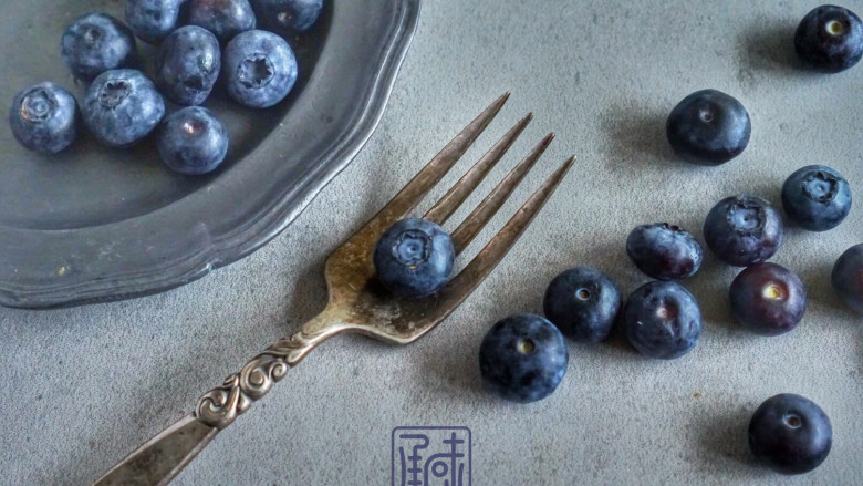 承味清新脱俗的蓝莓蛋挞，你怎能不心动？,从烤箱中取出来，每个蛋挞中放入蓝莓。