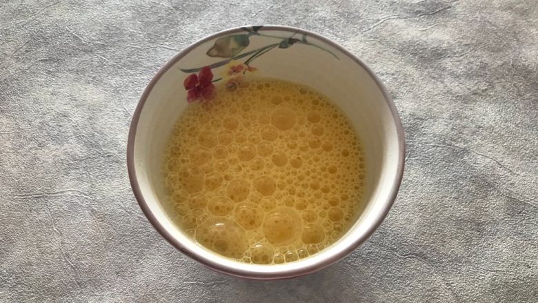 粽子新吃法-抱蛋煎粽子,<a style='color:red;display:inline-block;' href='/shicai/ 9'>鸡蛋</a>磕入碗内,打散,备用