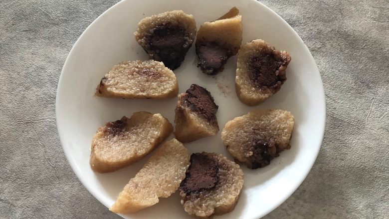 粽子新吃法-抱蛋煎粽子,粽子切片
由于热粽子很黏,不容易切,所以一定要用冷粽子,也就是说煮熟之后将粽子放入冰箱冷藏一下