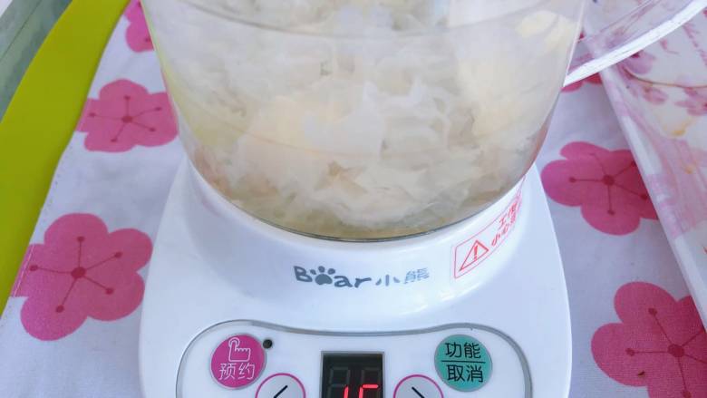 【宝宝辅食】紫薯银耳羹,银耳放锅中,加适量清水,小火熬制1个小时
PS:银耳不太容易炖烂,所以要提前泡发,而且要小火熬制哦,时间要长一些