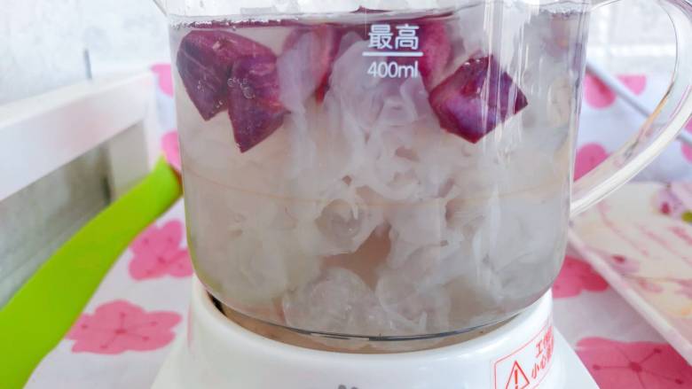 【宝宝辅食】紫薯银耳羹, 一个小时后放入冰糖和紫薯,继续熬制45分钟
