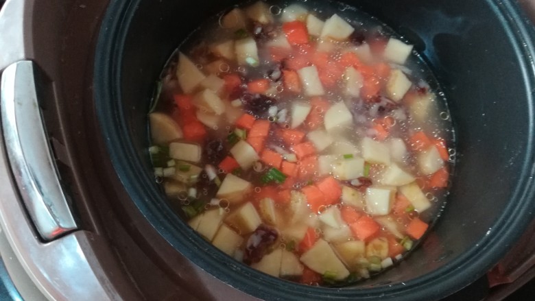 腊肠土豆焖饭,把切好的土豆,萝卜,葱和,腊肠粒, 一起放入电饭煲中。根据腊肠的咸度,可以适当的放少许盐调味。按下电饭煲的煮饭键, 就可以静待美味时刻啦。食材就放在锅的最上面就好,煮好的时候就自然会熟了,一定记得不要去搅动,那样煮出来的米饭容易夹生。