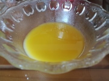 菠萝芒果慕斯杯,称量黄油,用电吹风吹至融化