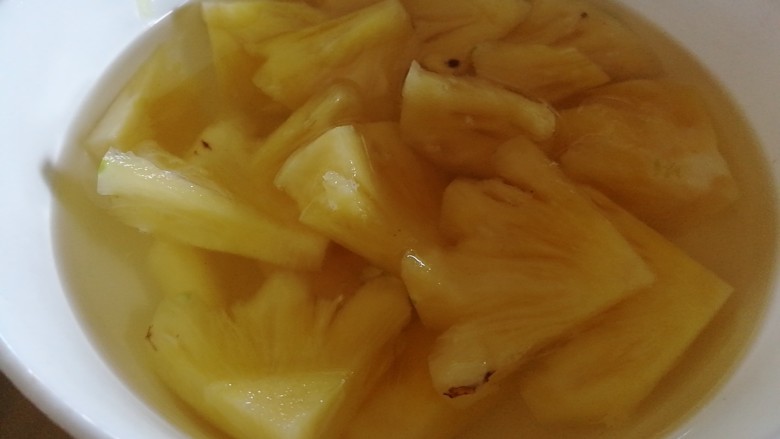 菠萝芒果慕斯杯,<a style='color:red;display:inline-block;' href='/shicai/ 597'>菠萝</a>去皮洗净切片,用盐水浸泡半小时