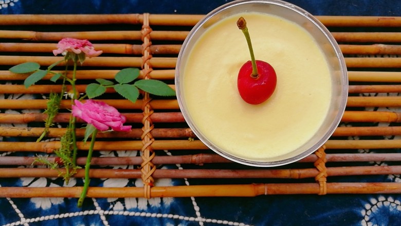 菠萝芒果慕斯杯,将奶油挤在慕斯杯表面,用<a style='color:red;display:inline-block;' href='/shicai/ 600'>樱桃</a>芒果或菠萝装饰