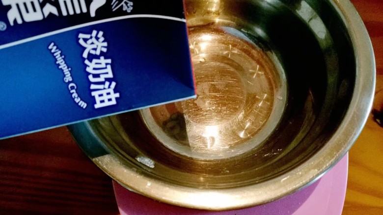 菠萝芒果慕斯杯,吉利丁粉中加入<a style='color:red;display:inline-block;' href='/shicai/ 886'>奶油</a>和温开水,隔水加热至完全融化,放至冷却至室温