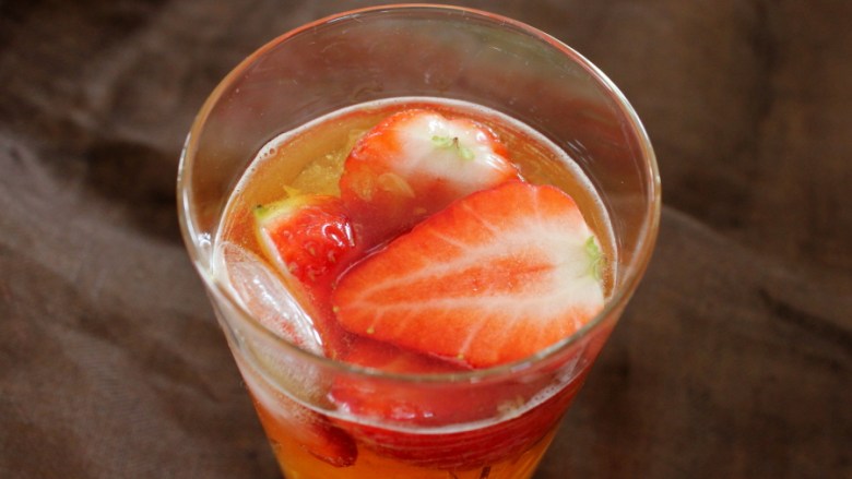 冰爽水果鸡尾酒(皮姆一号酒),草莓放入杯中。