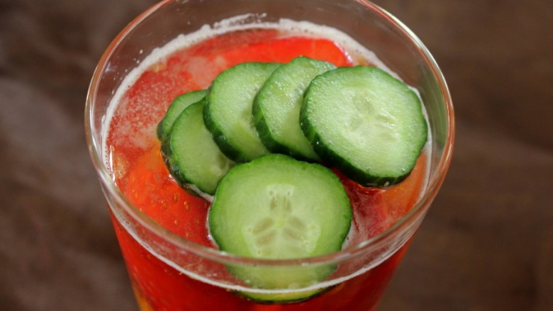 冰爽水果鸡尾酒(皮姆一号酒),黄瓜片放入杯中。