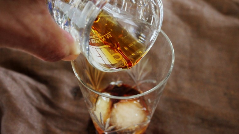 冰爽水果鸡尾酒(皮姆一号酒),然后量取30毫升的Pimm’s NO.1,倒入玻璃杯中。