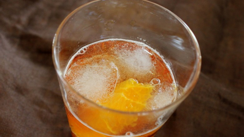冰爽水果鸡尾酒(皮姆一号酒),橙子放入杯中。