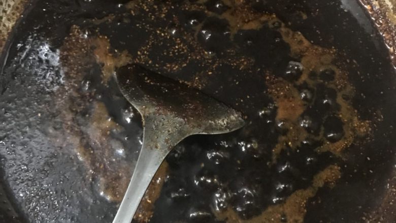 黑糖姜母膏,大火烧开,转小火熬煮