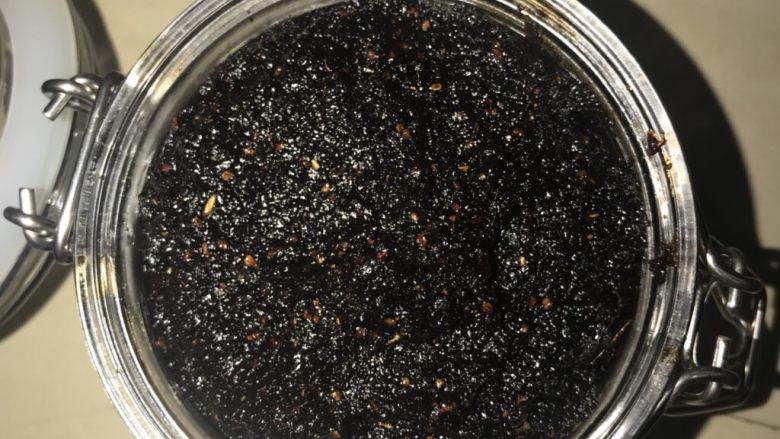 黑糖姜母膏,好了之后搞密封瓶装起来放冰箱,每次喝的时候用干净的勺子舀出来