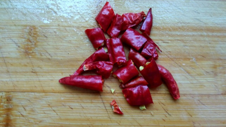 老虎菜,<a style='color:red;display:inline-block;' href='/shicai/ 86464'>干红辣椒</a>切小段