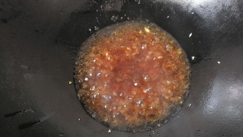 玉米面蒸豆角,接着再倒入调好的味汁烧开,煮至浓稠状态后关火。