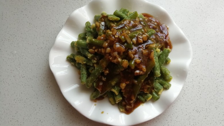 玉米面蒸豆角,再把煮好的味汁淋在豆角上即可享用啦!