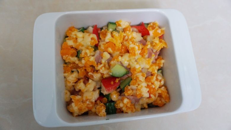 焗咸蛋黄蟹味培根,在食材上勺入咸蛋奶酪,均匀铺上即可