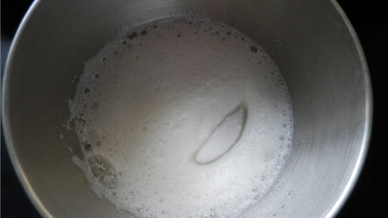 kitty酸奶蛋糕,蛋白用电动打蛋器由“低-中-高-低速”打发,分3次加入20克白糖:低速打发至呈鱼眼泡状时,加1/3的糖。