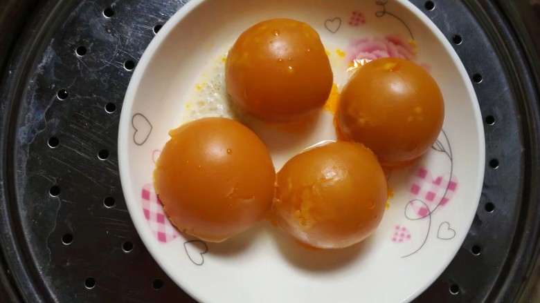 金沙粽子,大火蒸15~20分钟变色至熟,取出凉一下。
