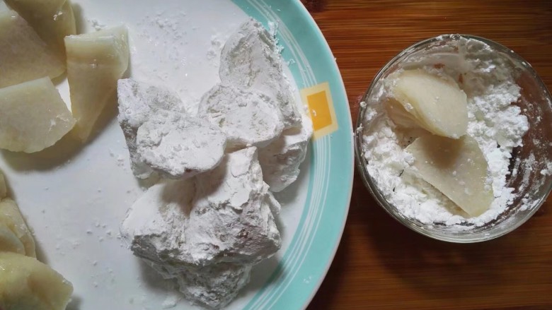 金沙粽子,取一小碗装一点玉米淀粉,把切好的粽子分别裹上淀粉。