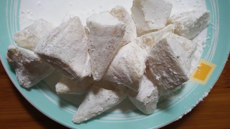 金沙粽子,再用手拍去多余的淀粉(也可以用漏勺晃动掉多余的淀粉)。