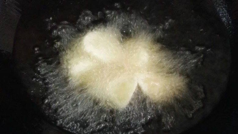 金沙粽子,锅下油烧至七成热,下入粽子块炸。