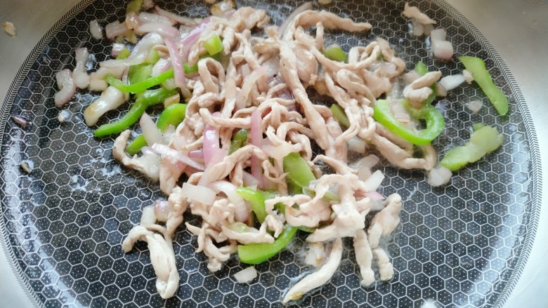 榨菜肉丝炒意面,炒至肉丝变色。