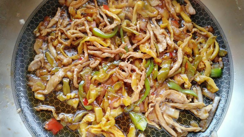 榨菜肉丝炒意面,所有食材翻炒均匀,2-3分钟即可。