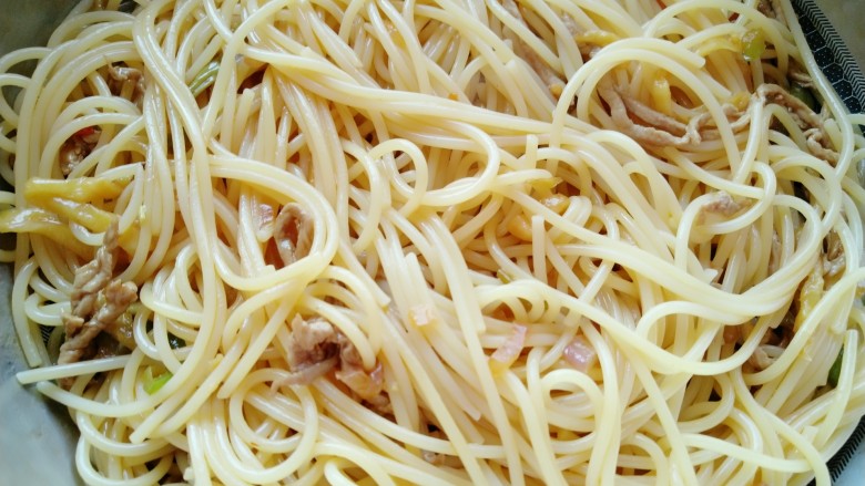 榨菜肉丝炒意面,放意面,淀粉加一点点水勾芡,放入锅里,翻炒均匀,炒至1分钟左右,倒入<a style='color:red;display:inline-block;' href='/shicai/ 847'>香油</a>调味即可。