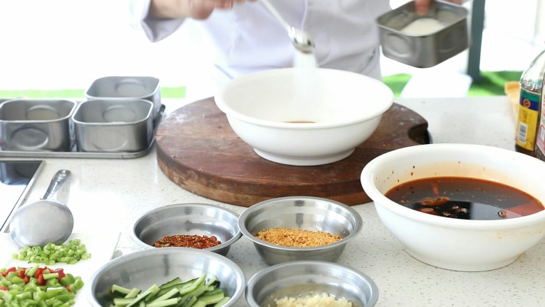 口水鸡,放入盐、白糖、<a style='color:red;display:inline-block;' href='/shicai/ 717'>味精</a>