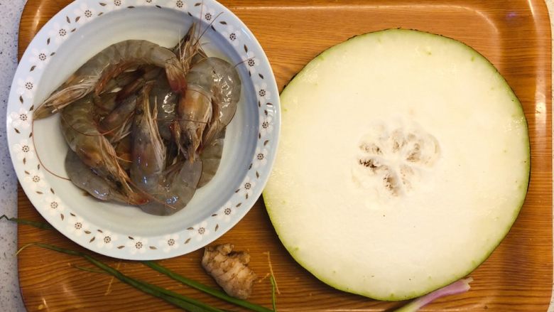 鲜虾冬瓜汤,准备食材。
家里正好有厄瓜多尔大白虾,就用上了。可以换成市场上鲜活的各种虾。实在没有用虾仁也行。