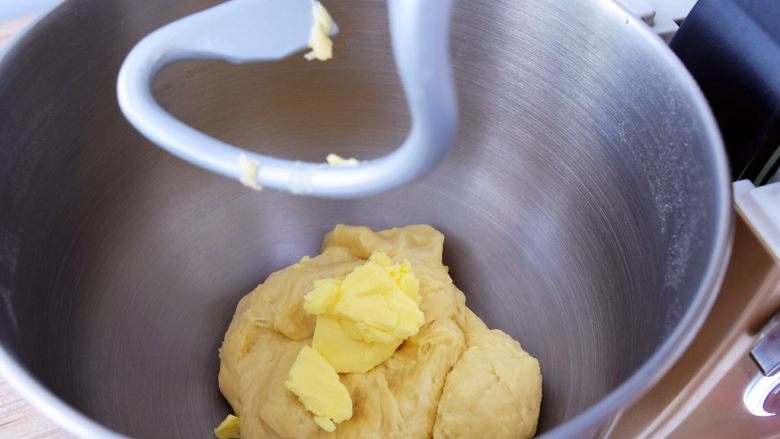 淡奶油吐司,加入黄油,继续启动二档快速揉面10分钟