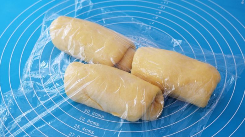 淡奶油吐司,依次做好所有的面团,盖上保鲜膜醒发15分钟