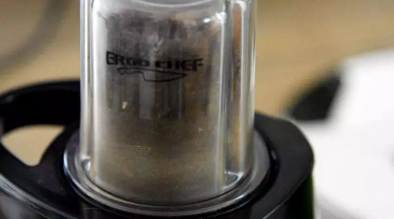 世界杯看球前,动手来一道美食甜点提提神——奥利奥盆栽,打碎备用