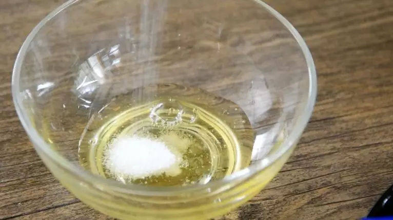 世界杯看球前,动手来一道美食甜点提提神——奥利奥盆栽,碗中挤入柠檬汁,再次打匀