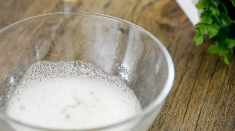 世界杯看球前,动手来一道美食甜点提提神——奥利奥盆栽,将鸡蛋液倒入牛奶中,搅拌均匀,再加入柠檬汁,继续搅拌均匀