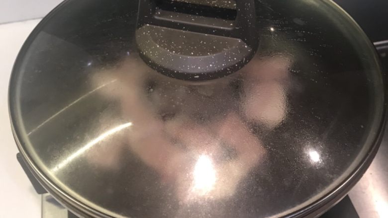 煎牛排青椒,盖上盖子,小火煎