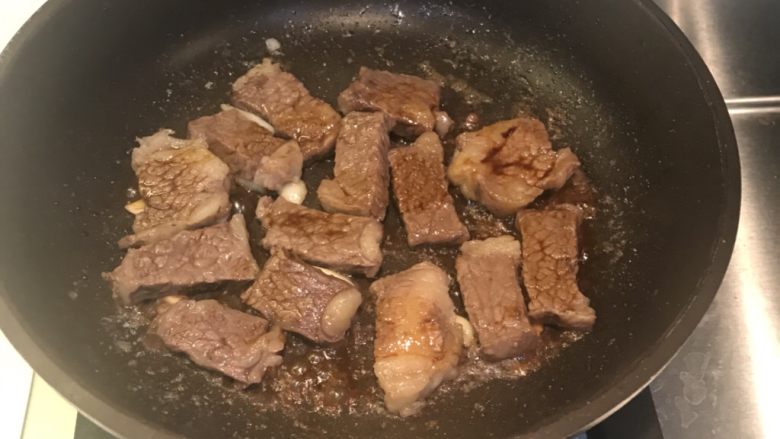 煎牛排青椒,大火,加入味极,迅速煎两面均匀出锅,锅不用洗