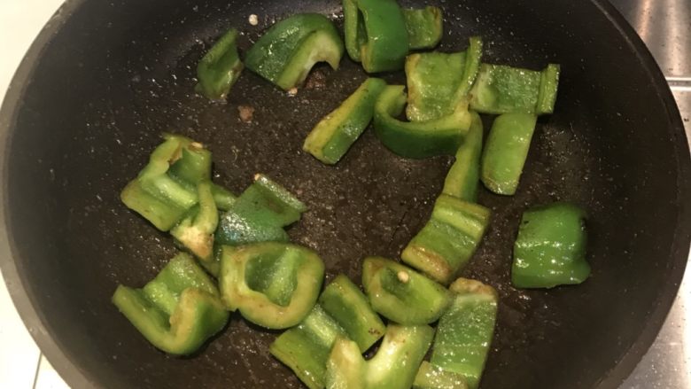 煎牛排青椒,最后加入适量胡椒粉,就可出锅