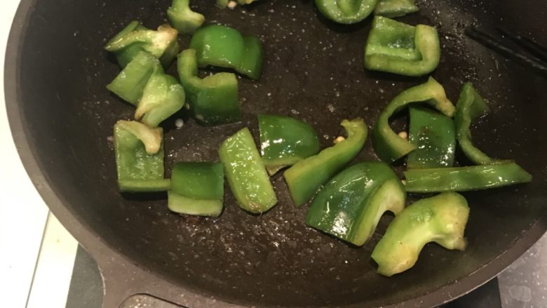 煎牛排青椒,再放入牛油,放入青椒,下盐,翻炒均匀,