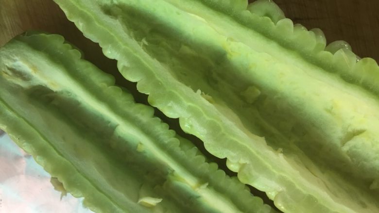 凉拌苦瓜,去掉瓢籽备用