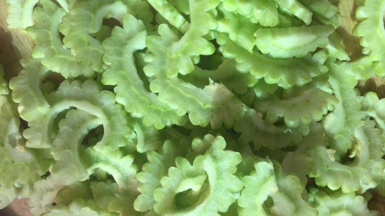 凉拌苦瓜,苦瓜切片备用