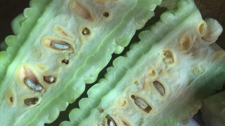 凉拌苦瓜,把切好的辅料取一点放入苦瓜中、烧热的辣椒油浇在辅料之上