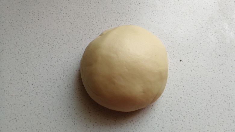 彩色风车豆沙包,所有面团材料揉至完全扩展阶段后,揉成光滑的面团。